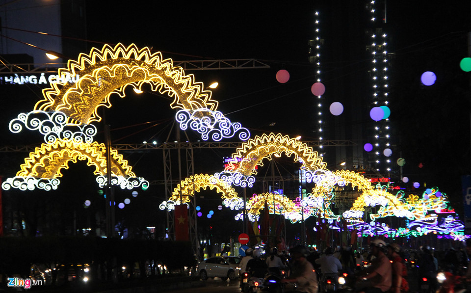 Cận cảnh đường đèn có cổng chào ở Cần Thơ xôn xao Facebook